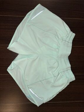 Lululemon Shorts Hotty Hot, Low Rise 4”, sz4